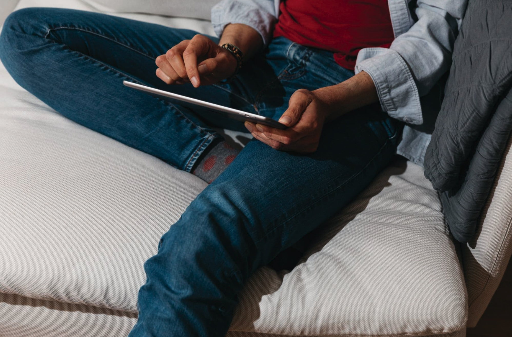 en person som anmäler en skada på ipad