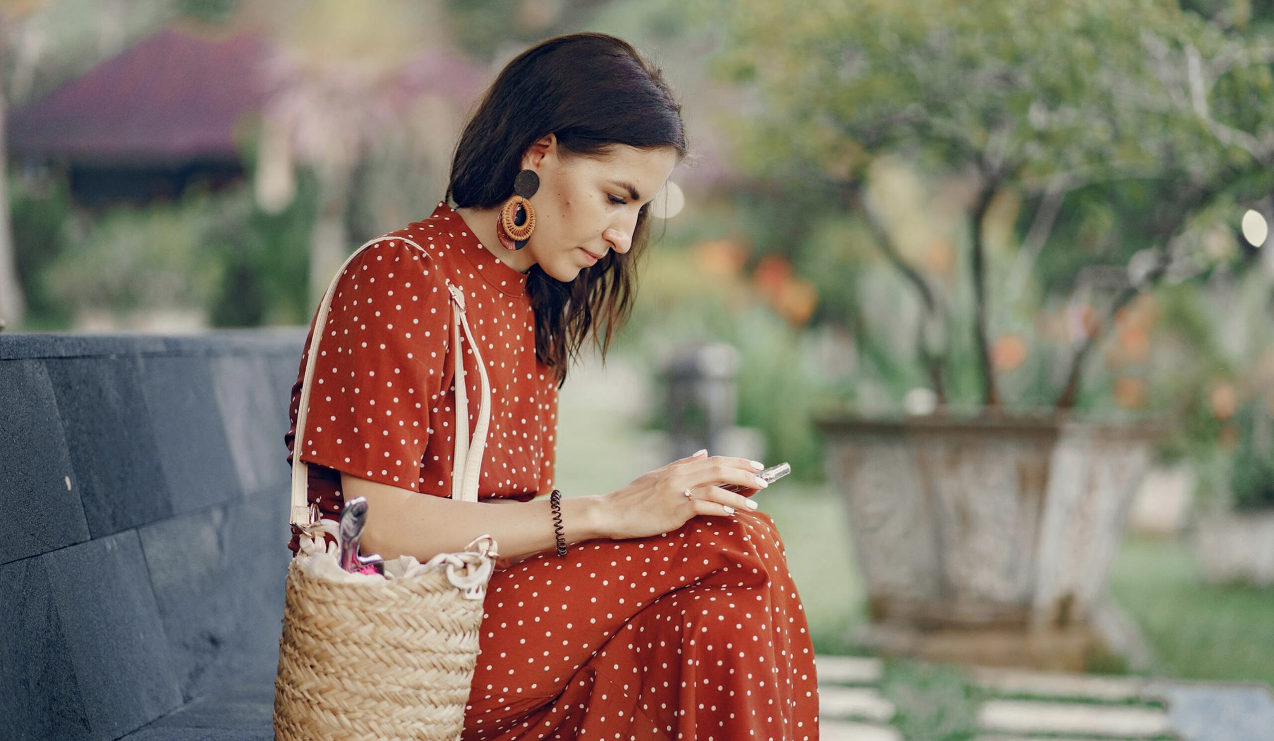 en tjej i rödklänning loggar in på mina sidor